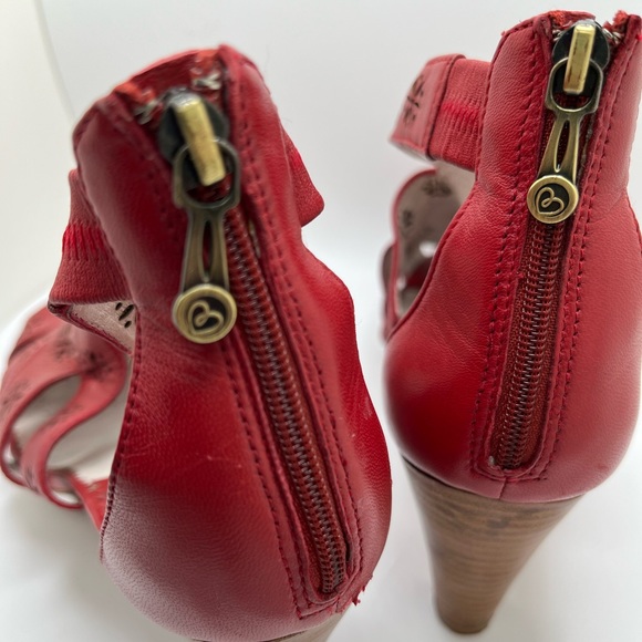 Comfortable by Blondo - Picture 2 of 4